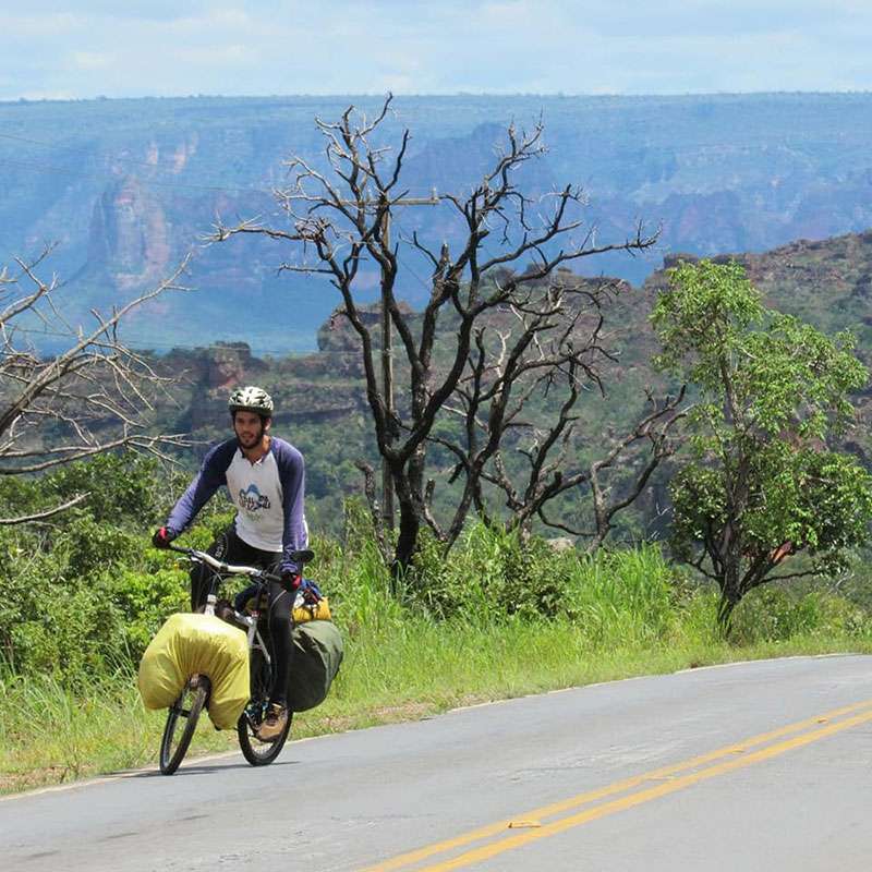 Com gatinha na garupa, dupla planeja pedalar até o Alasca